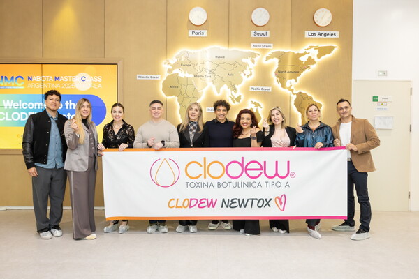 나보타 마스터 클래스에 참여한 아르헨티나 의료진이 대웅제약 공장에서 기념 사진을 촬영하고 있다. 사진 제공=대웅제약.