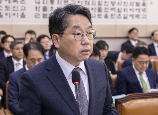 노만석 검찰총장 직무대행이 27일 서울 여의도 국회 법제사법위원회에서 열린 2025년 국정감사에서 기관 업무 보고를 하고 있다. (연합뉴스)