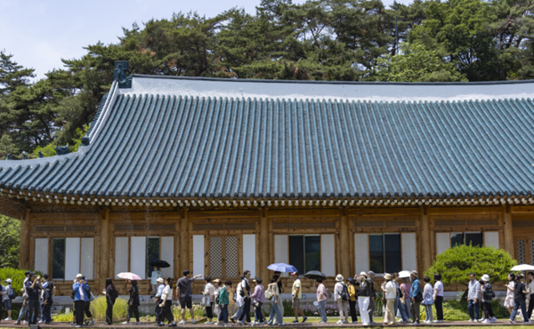 이재명 대통령이 집무실을 청와대로 이전하겠다는 방침을 밝힌 이후 6월5일 서울 종로구 청와대 내 대통령 관저가 관람객들로 붐비고 있는 모습. (연합뉴스)