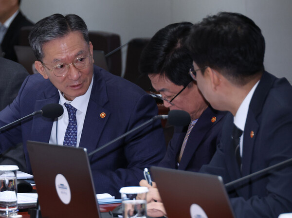 정성호 법무부 장관이 11일 용산 대통령실에서 열린 국무회의에서 참석 국무위원들과 이야기를 나누고 있다. [연합뉴스]