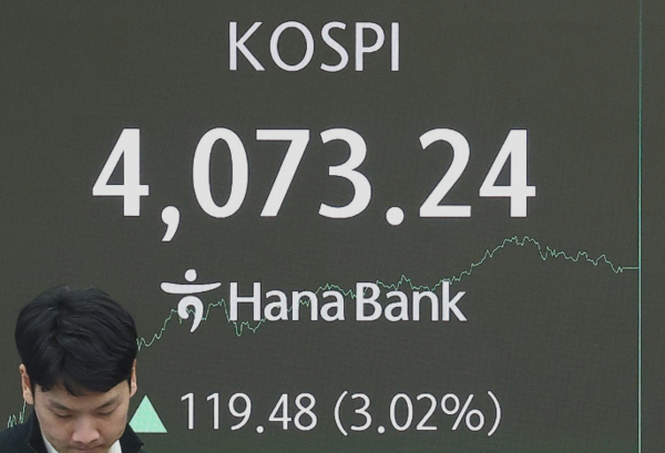 10일 오후 서울 중구 하나은행 본점 딜링룸 현황판에 코스피 지수가 표시돼 있다. (사진=연합뉴스)