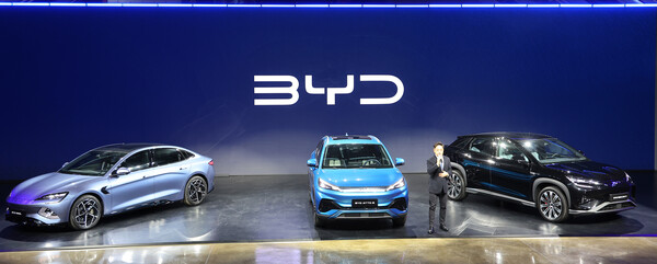 중국 최대 전기차 업체 BYD 코리아 승용부문 대표가 아토3 등 차량을 소개하고 있다. [사진제공=연합뉴스]
