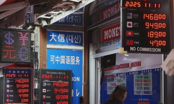 11일 서울 중구 명동 환전소에서 외국인들이 환전하고 있다. (사진=연합뉴스)