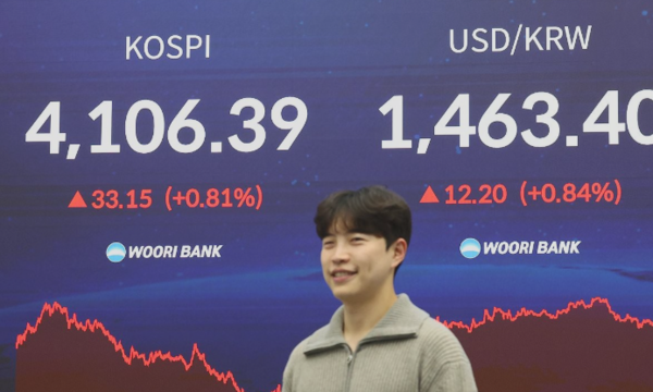 11일 서울 중구 우리은행 본점 딜링룸에서 한 딜러가 자리로 향하고 있다. (사진=연합뉴스)