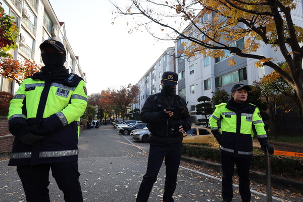 12·3 비상계엄 관련 의혹을 수사하는 조은석 내란 특별검사팀이 12일 서울 용산구에 있는 황교안 전 국무총리 자택에서 내란 선전·선동 혐의와 관련해 체포영장을 집행, 체포를 시도 중이다. 사진은 황 전 총리 자택 앞에 대기 중인 취재진. (연합뉴스)