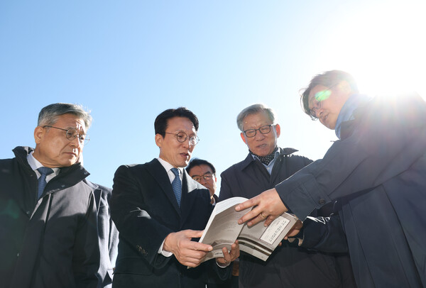 김민석 국무총리가 지난 10일 서울시의 종묘 앞 고층건물 허용과 관련해 허민 국가유산청장, 유홍준 국립중앙박물관장 등과 함께 종로구 종묘를 방문, 유 관장의 저서인 ‘나의 문화유산답사기’를 보며 역사적 의미를 확인하고 있다. [연합뉴스]