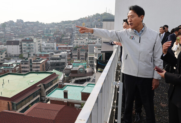 오세훈 서울시장이 지난 6일 서울 성북구 장위13구역을 방문해 재개발에 대한 설명을 들으며 대화하고 있다. [연합뉴스]