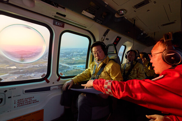 이재명 대통령이 지난 6일 강원도 원주 산림항공본부에서 산불진화 관ㆍ군 합동훈련을 참관한 후 산림청 산불 진화헬기를 타고 동해안 과거 산불 피해 지역 등을 시찰하고 있다. [대통령실]