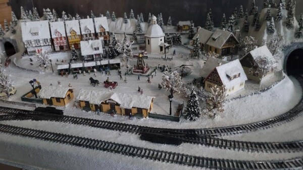 코레일유통이 오는 14일부터 16일까지 3일간 ‘서울역에서 만나는 미니어처 유럽여행’ 전시를 개최한다. 사진은 오스트리아 마을 미니어처. 사진 제공=코레일유통.