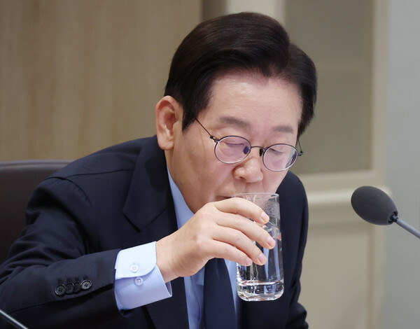이재명 대통령이 11일 용산 대통령실에서 열린 국무회의에서 물을 마시고 있다. (이미지-연합뉴스)