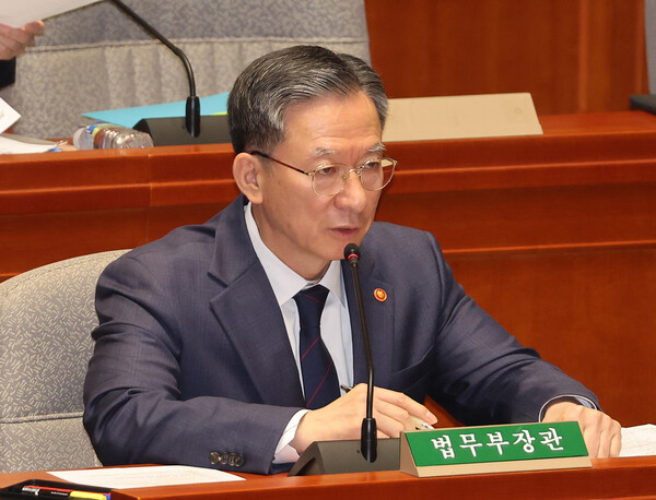 정성호 법무부 장관이 12일 국회에서 열린 예산결산특별위원회 전체회의에 출석해 대장동 사건 항소 포기 관련 질의에 답하고 있다.(연합뉴스)