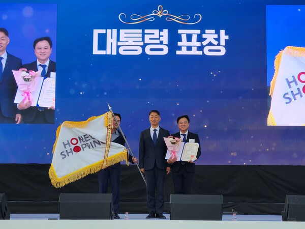 구기대 홈앤쇼핑 부장과 한정훈 과장이 수상을 기념하며 포즈를 취하고 있다. [사진=홈앤쇼핑]