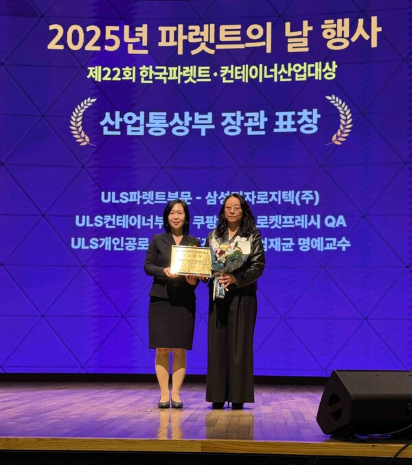 왼쪽부터 김태희 산업통상부 유통물류과장, 이선민 쿠팡 로켓프레시 QA 상무 [사진=쿠팡]