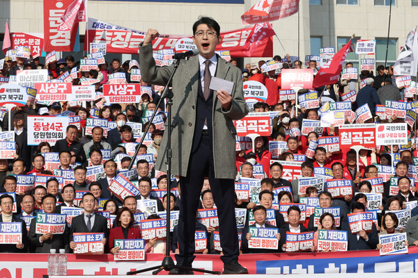 국민의힘 주진우 의원이 12일 서울 여의도 국회 본청 앞에서 열린 "대장동 일당 7400억 국고 환수 촉구 및 검찰 항소 포기 외압 규탄대회"에서 발언하고 있다. [연합뉴스]