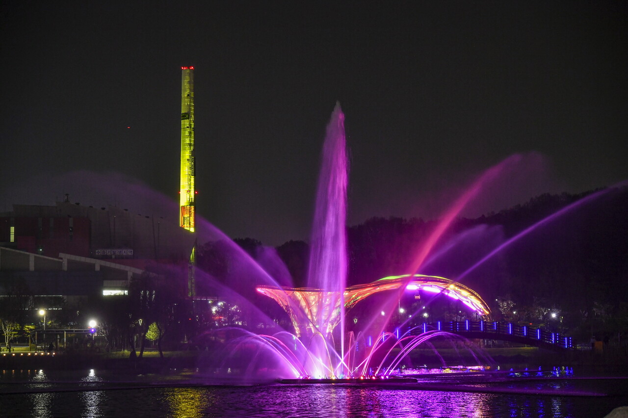 올해 6월 산업시설 넘어 공공예술작품으로 재탄생한 김포한강자원화센터굴뚝에서 개최된 야외공연 사진.