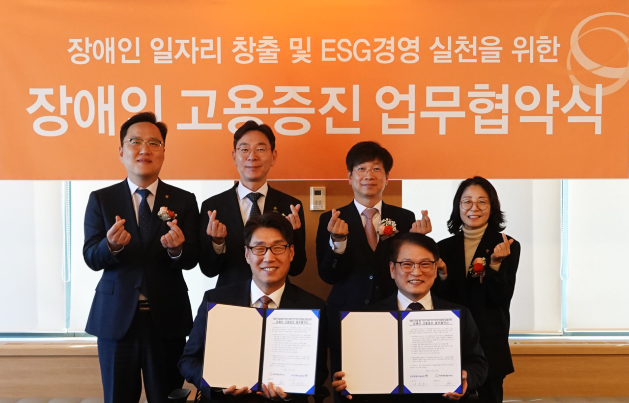 한화생명금융서비스가 12일 오후 서울 여의도 63한화생명빌딩에서 한국장애인고용공단(이사장 이종성)과 '기업의 사회적 가치 구현 및 ESG경영 실천을 위한 장애인 고용증진 업무협약'을 체결했다. 한화생명금융서비스 최승영 대표이사(앞줄 왼쪽)가 한국장애인고용공단 이종성 이사장(앞줄 오른쪽)및 양사 관계자들이 기념 촬영을 하고 있다.