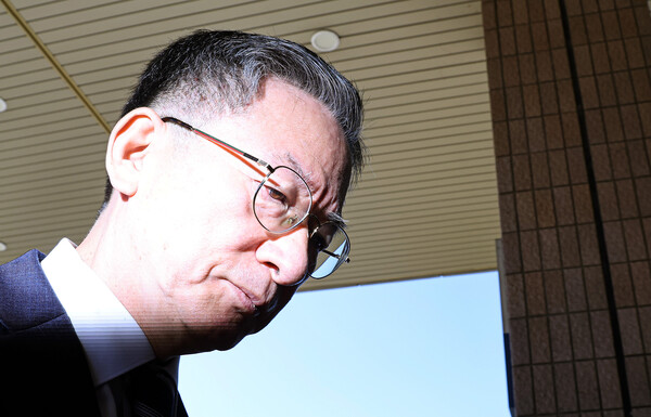 정성호 법무부 장관이 10일 오전 정부과천청사 법무부로 출근하며 검찰의 '대장동 항소 포기' 결정과 관련한 입장을 밝힌 후 이동하고 있다. 2025.11.10. /사진 = 연합뉴스