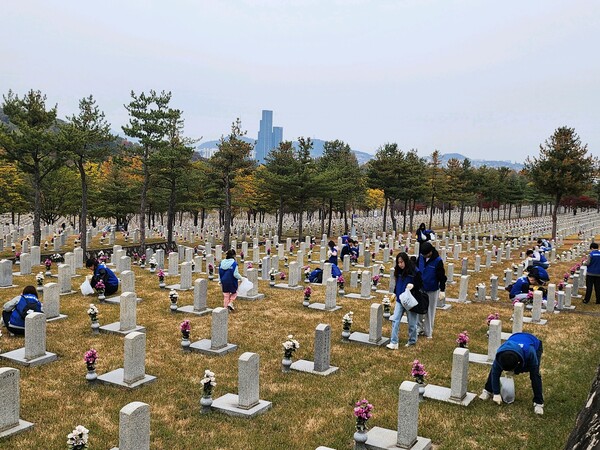 삼성 임직원들은 그룹/파트 등 조직 단위로 봉사팀을 결성해 ▲사업장 인근 식목 봉사 ▲유기견 보호소 청소 봉사 ▲국립서울현충원 묘역 환경정화 ▲수원화성행궁 외국인 관광객 안내 ▲청소년 멘토링 등 지역사회를 위한 봉사활동을 진행했다. 사진 제공=삼성.