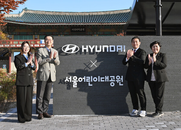 왼쪽부터 신정원 초록우산 본부장, 정유석 현대차 국내사업본부장 부사장, 곽관용 서울시 정무수석, 김영옥 서울시의회 보건복지위원장이 기념 촬영을 하고 있다 [사진=현대자동차]