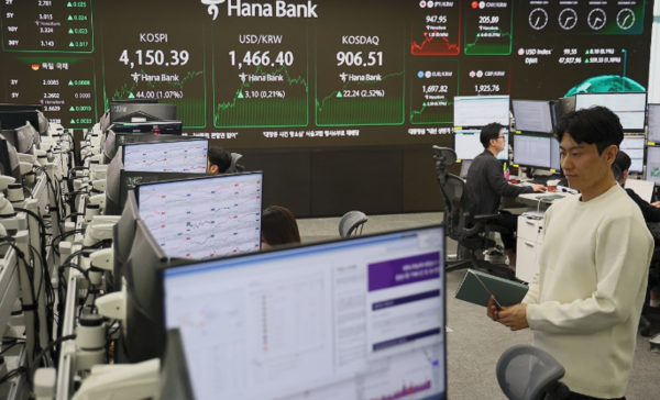 12일 서울 하나은행 본점 딜링룸에서 딜러들이 업무를 보고 있다.(사진=연합뉴스)