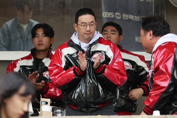 지난달 26일 서울 잠실야구장에서 열린 2025 프로야구 KBO리그 포스트시즌 한국 시리즈 1차전 한화 이글스와 LG 트윈스와의 경기에서 LG가 승리하자 구광모 회장이 박수를 보내고 있다. [사진=연합뉴스]