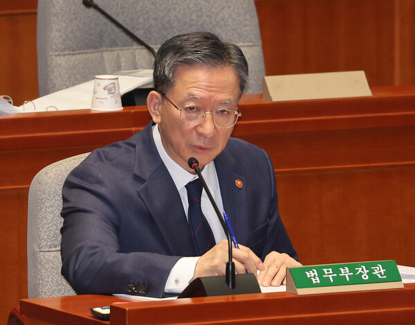 정성호 법무부 장관이 13일 국회에서 열린 예산결산특별위원회 전체회의에 출석해 질의에 답하고 있다. [연합뉴스]