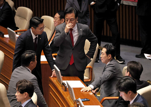 국민의힘 장동혁 대표, 송언석 원내대표를 비롯한 의원들이 지난 13일 국회 본회의장에서 대화를 나누고 있다. [연합뉴스]