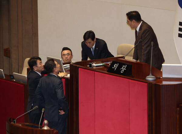 지난 13일 국회 본회의에서 국토교통위원회 소관 법안 처리를 앞두고 국민의힘 의원들이 김윤덕 국토교통부 장관의 회의 불참을 문제 삼으며 퇴장한 가운데 우원식 국회의장이 더불어민주당 김병기 원내대표, 문진석 원내수석부대표를 불러 대화를 나누고 있다. [연합뉴스]