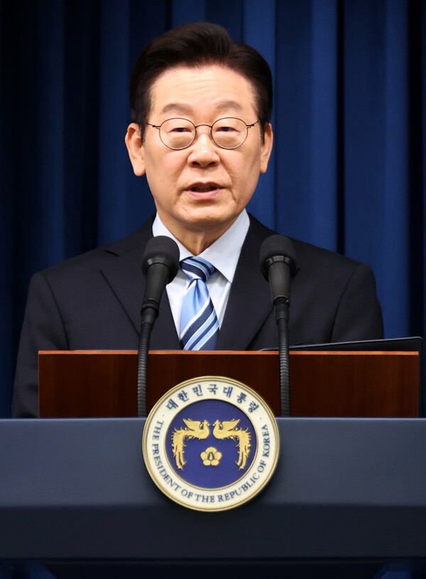 이재명 대통령이 14일 서울 용산 대통령실 기자회견장에서 한미 팩트시트 타결과 관련해 발표하고 있다. (연합뉴스)