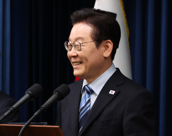 이재명 대통령이 14일 서울 용산 대통령실에서 한미 관세·안보 협상 '조인트 팩트시트'(공동 설명자료) 최종 합의를 발표하고 있다.(연합뉴스)