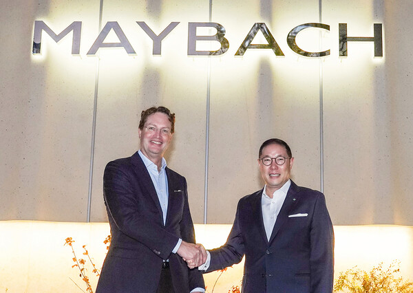 조현상 HS효성 부회장(오른쪽)과 올라 칼레니우스 메르세데스-벤츠 그룹 이사회 의장 겸 CEO(왼쪽)가 지난 13일 서울 강남구 마이바흐 브랜드센터 서울에서 기념촬영을 하고 있다. 사진 제공=HS효성.