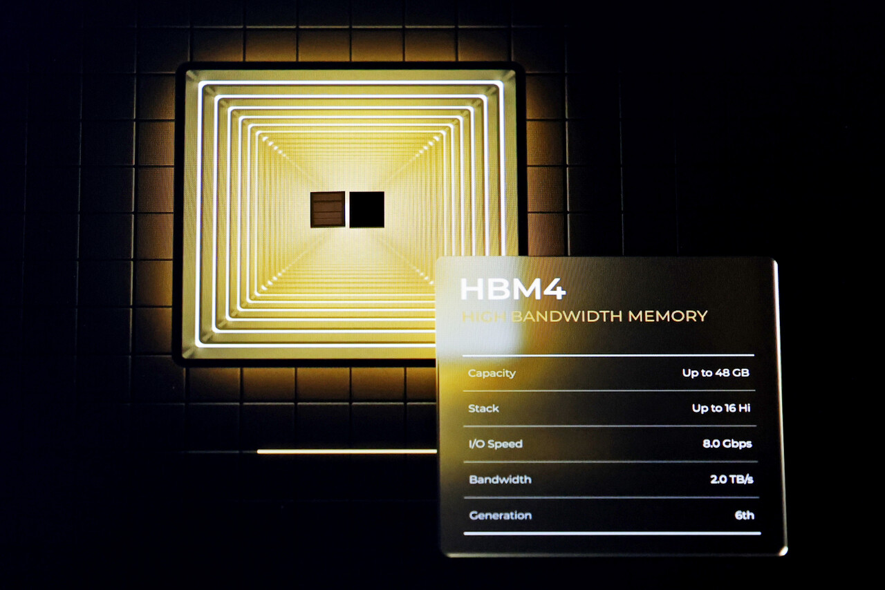 지난 10월 22일 서울 강남구 코엑스에서 열린 '반도체대전(SEDEX) 2025'에 마련된 SK하이닉스 부스에 6세대 고대역폭 메모리인 HBM4 실물이 전시돼있다.
