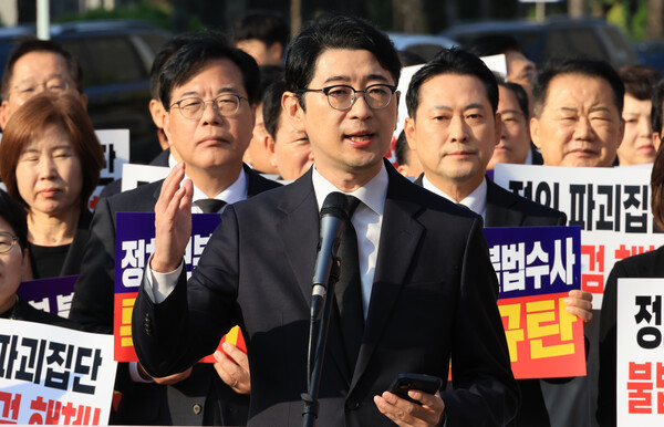  국민의힘 주진우 의원과 운영위원들이 6일 국회 운영위원회 회의실 앞에서 이날 운영위 회의 정회 직후 발생한 여야 의원 간 물리적 충돌 이후 열린 기자회견에서 신상 발언을 하고 있다.(연합뉴스)