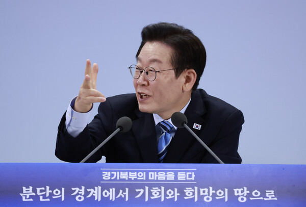  이재명 대통령이 14일 경기 파주시 라이브러리스테이 지지향에서 열린 '경기 북부의 마음을 듣다' 타운홀 미팅 간담회를 주재하고 있다. (연합뉴스)