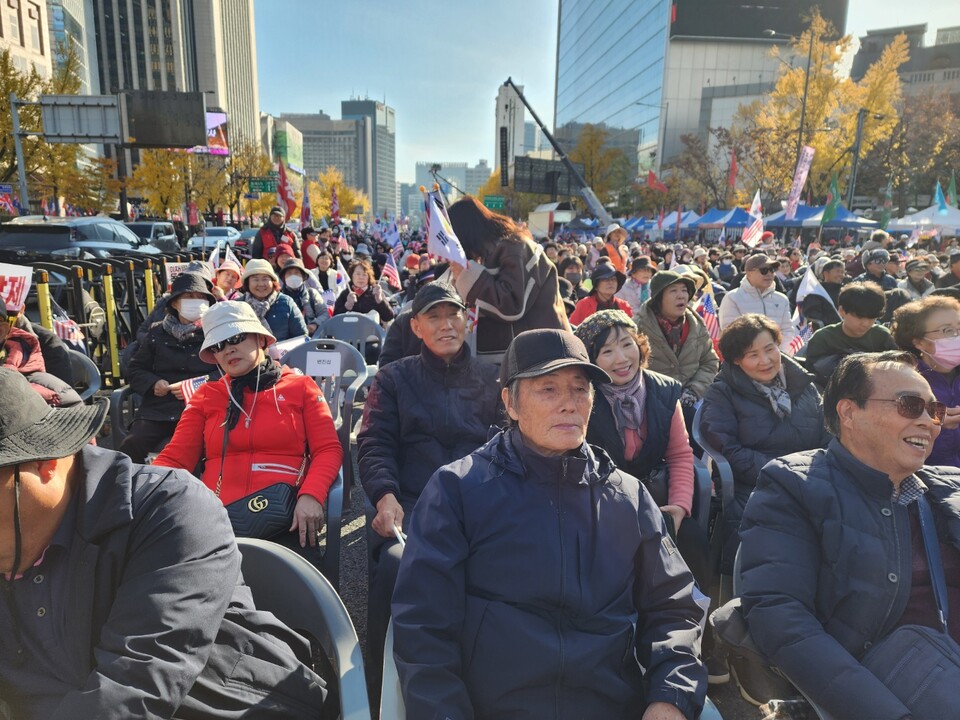 "자유의 나라로 회복되라!" 광화문 10만 인파... 분노의 외침으로 도심 뒤흔들어
