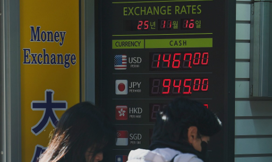 원/달러 환율이 고공행진을 이어가는 가운데 16일 서울 명동거리 환전소에 환율이 표시돼 있다.(사진=연합뉴스)