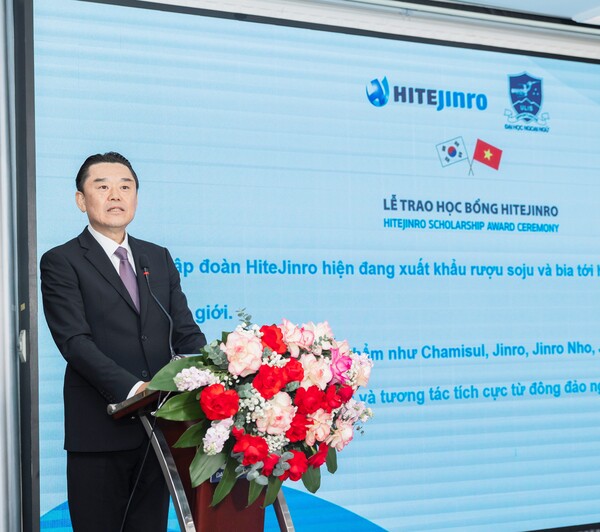 베트남 현지 대학생 장학금 수여식 모습 [사진=하이트진로]