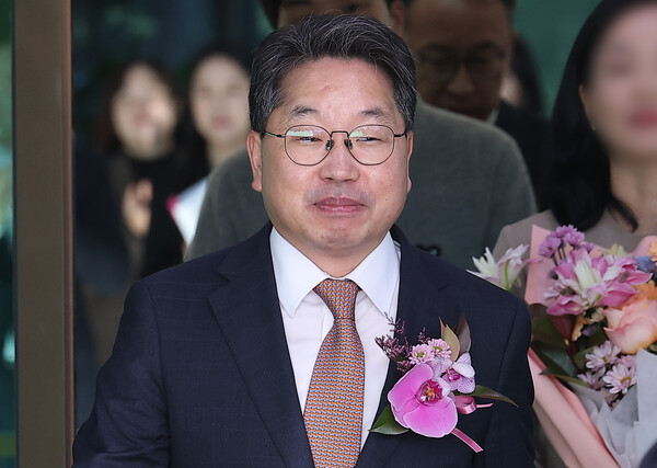  퇴임식을 마친 노만석 검찰총장 직무대행이 14일 서울 서초구 대검찰청을 나서고 있다.(연합뉴스)