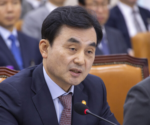 안규백 국방부 장관이 30일 국회에서 열린 국방위원회 2025년도 종합 국정감사에 출석해 한미 핵잠수함 추진 합의에 대한 의원 질의에 답하고 있다. (연합뉴스)