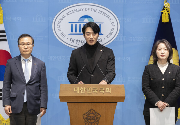 더불어민주당 정치검찰 조작 기소 대응 특별위원회 소속 의원들이 16일 국회에서 대장동 사건 정영학 씨 조사에서 녹취록을 조작한 검찰을 규탄하는 기자회견을 하고 있다. [연합뉴스]