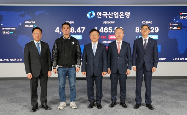 18일 열린 딜링룸 오픈식에서 (왼쪽부터) 한국산업은행 김복규 수석부행장, 김현준 노조위원장, 박상진 회장, 김재신 감사, 양승원 글로벌사업부문장이 기념촬영 하고 있다. (사진=한국산업은행)