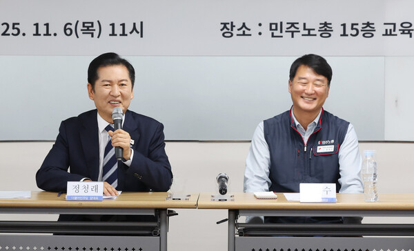 더불어민주당 정청래 대표가 지난 6일 서울 서대문구 민주노총에서 열린 정책간담회에서 인사말을 하고 있다. 오른쪽은 양경수 민주노총 위원장. [사진=연합뉴스] 