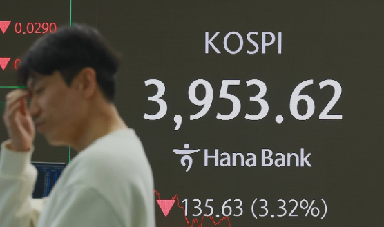 18일 서울 중구 하나은행 본점 딜링룸에서 딜러가 업무를 보고 있다.(사진=연합뉴스)