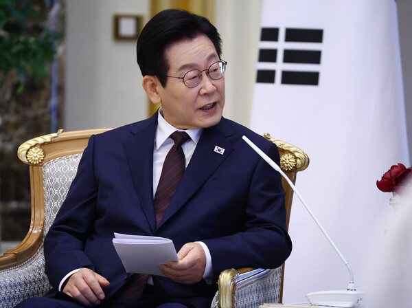  아랍에미리트(UAE)를 국빈 방문 중인 이재명 대통령이 18일(현지시간) 아부다비 대통령궁에서 무함마드 빈 자이드 알 나흐얀 UAE 대통령과 한-UAE 확대회담을 하고 있다.(연합뉴스)