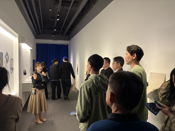 12월 28일까지 매주 일요일 운영되는 특별 도슨트 해설 프로그램을 통해 노노탁 기획전뿐 아니라 빌딩 곳곳에 설치된 소장품을 보다 깊이 있게 감상할 수 있다. 사진 제공=태광그룹.