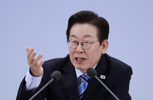 이재명 대통령이 14일 경기 파주시 라이브러리스테이 지지향에서 열린 '경기 북부의 마음을 듣다' 타운홀 미팅 간담회에서 발언하고 있다. (연합뉴스)