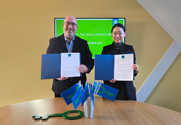 이달 17일 환경교육재단 본부에서 진행된 '호텔신라–환경교육재단 간 그린키 인증 업무협약식'에서 이주영 신라호텔 마케팅 그룹장(오른쪽), 다니엘 셰퍼(왼쪽) 환경교육재단 대표가 기념사진을 촬영하고 있다 [사진=호텔신라]