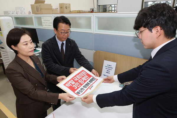 징계안 제출하는 곽규택 원내수석대변인 [연합뉴스]