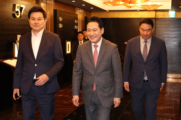 국민의힘 장동혁 당 대표가 19일 중진의원들과의 모임을 위해 서울 여의도에 있는 한 식당으로 들어가고 있다. 왼쪽은 김태호, 오른쪽은 정희용 의원. [연합뉴스]