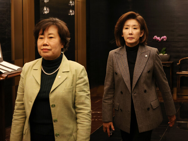 국민의힘 조배숙, 나경원 의원(오른쪽)이 19일 장동혁 당 대표가 주재하는 중진의원들 모임에 참석하기 위해 서울 여의도에 있는 한 식당으로 들어가고 있다. [연합뉴스]